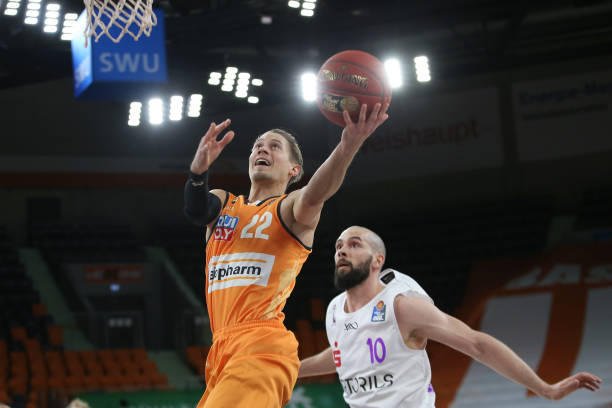 在季后赛中 在季后赛中